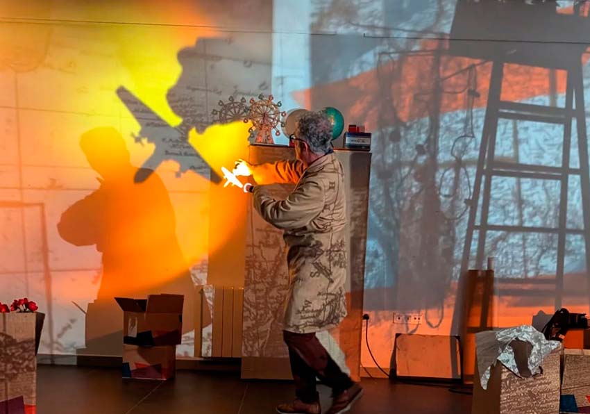 Imagen del evento:Un hombre haciendo figuras con la mano y la luz